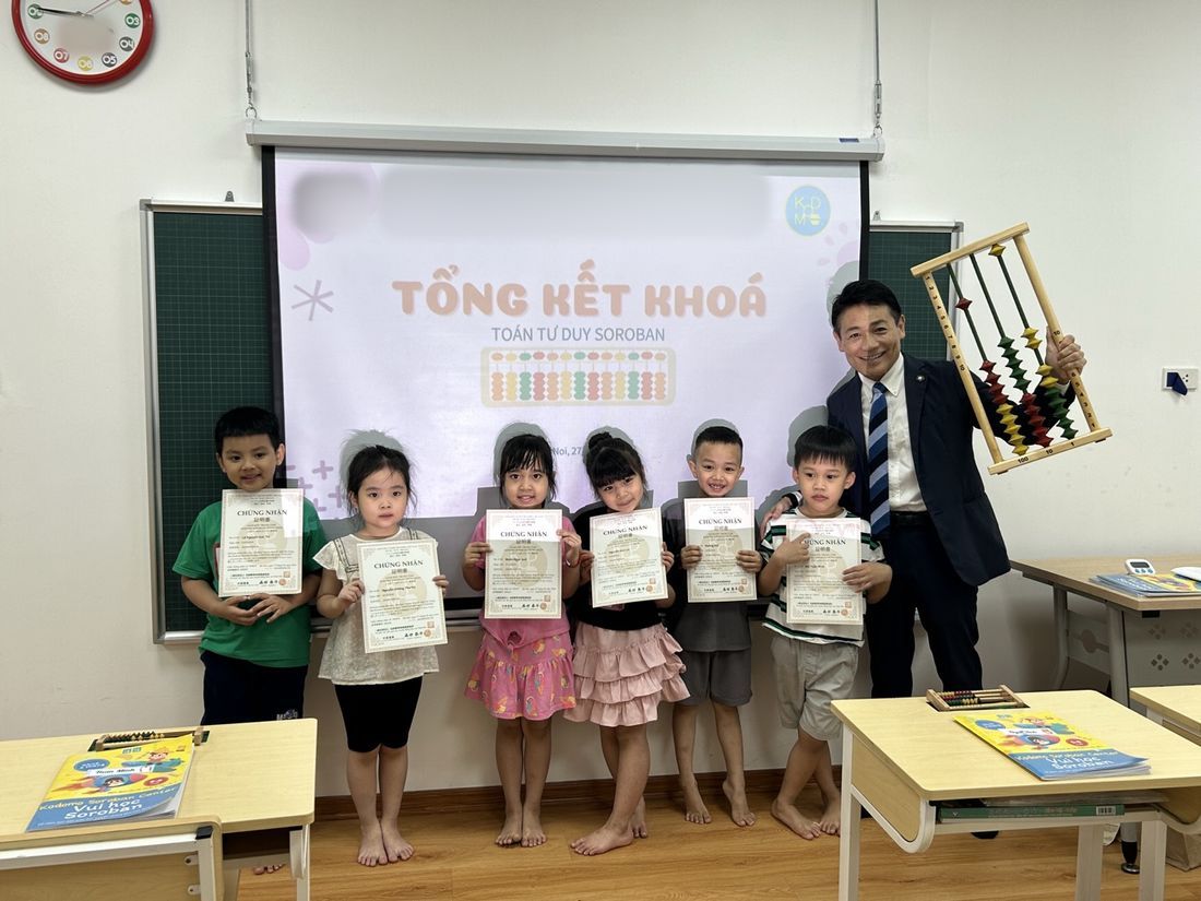 Lễ tổng kết khóa, các con nhận chứng nhận