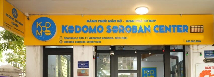 Biển hiệu màu vàng của Kodomo Soroban Center