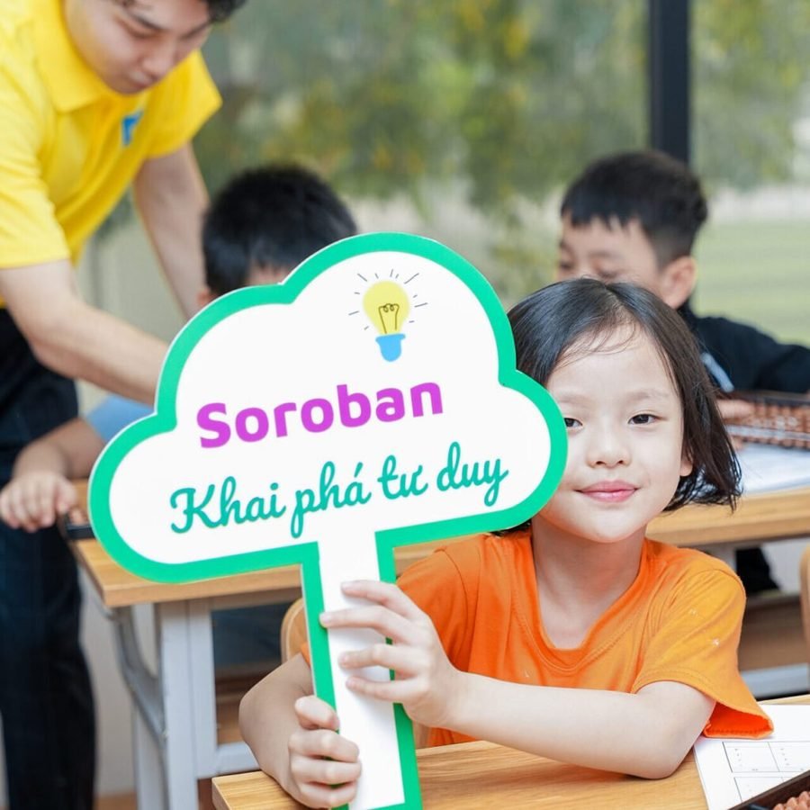 Bạn nhỏ cầm biển Soroban Khai phá tư duy