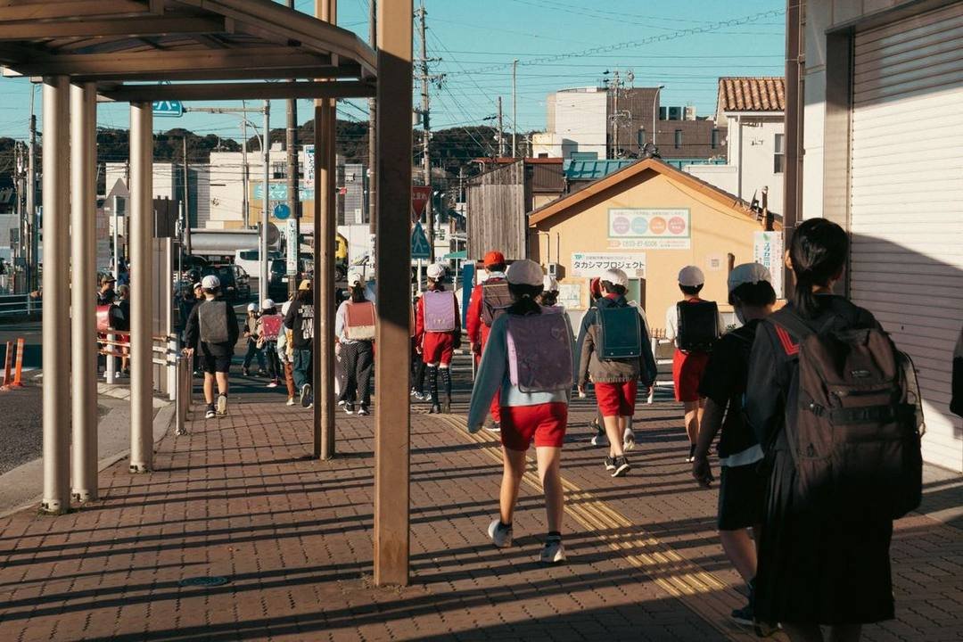 午後、ランドセルを背負って歩いて帰る日本の小学生