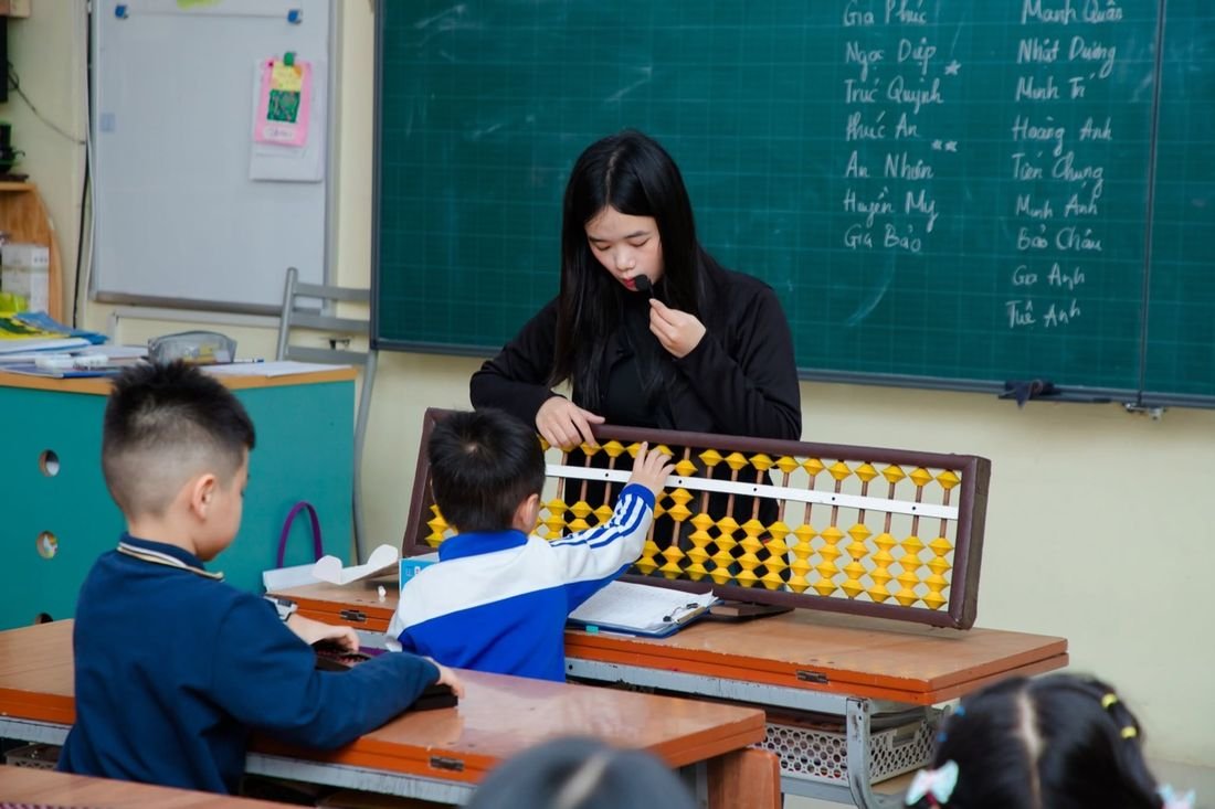 Giờ học CLB Soroban tại một trường tiểu học ở Hà Nội