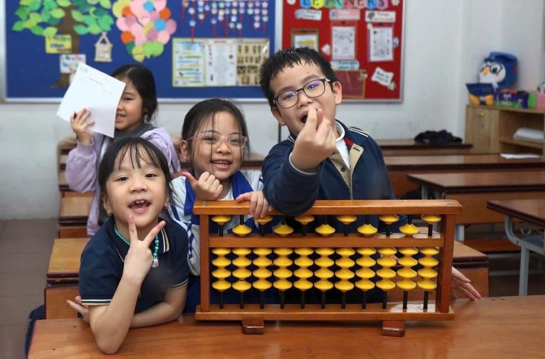 Các bạn nhỏ bên bàn tính lớn