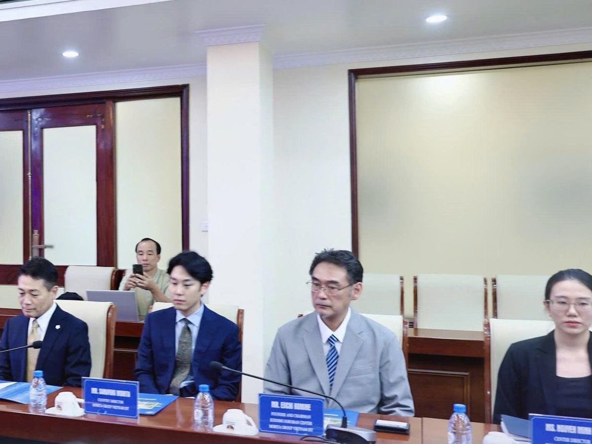 Đại diện Morita Group Việt Nam và Kodomo Soroban Center ngồi tại bàn, có bảng tên trước mặt