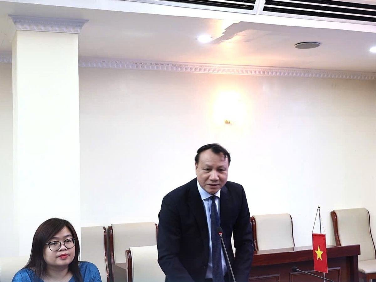 Hiệu trưởng Trường Đại học Sư phạm Hà Nội đứng phát biểu khai mạc