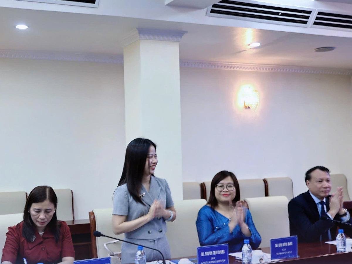 Đại diện Trường Đại học Sư phạm Hà Nội ngồi tại bàn, Trưởng khoa Giáo dục Tiểu học đứng phát biểu