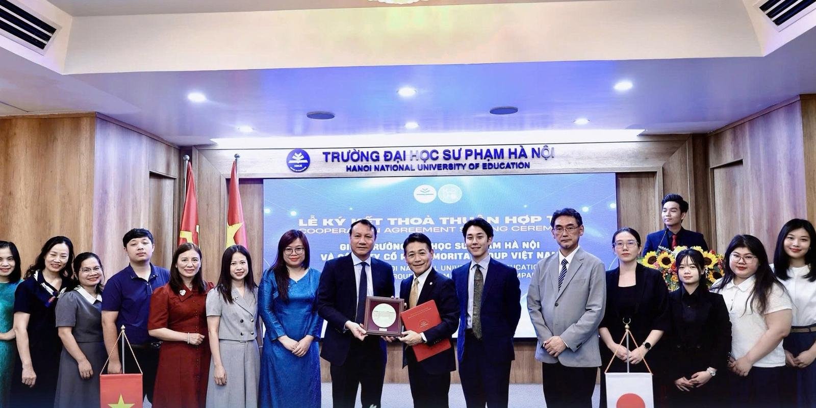Ảnh tập thể đại biểu Trường Đại học Sư phạm Hà Nội và Morita Group Việt Nam sau lễ ký kết